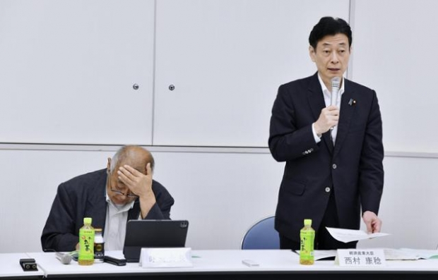 니시무라 야스토시(오른쪽) 일본 경제산업장관은 지난 8일 국회 심의회에 출석해 “‘오염수’라는 표현 자체가 허위정보”라고 일축했다. 자료사진. 연합뉴스