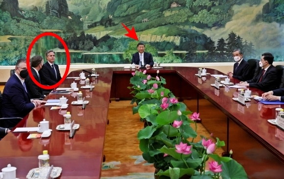 중국을 방문한 토니 블링컨(왼쪽) 미국 국무장관이 19일 베이징 인민대회당에서 시진핑 중국 국가주석과 회담하고 있다. 두 개의 긴 테이블 한쪽에 ‘손님’인 블링컨 장관 일행, 다른 한쪽에는 왕이 공산당 중앙정치국 위원과 친강 외교부장 등 중국 측 인사들이 각각 앉은 가운데 시 주석이 마치 상석에서 회의를 주재하는 듯한 모습으로 회동을 진행한 모습이 눈에 띈다. 2023.6.19 로이터 연합뉴스