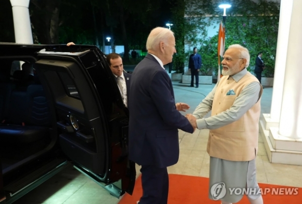 회담장에 도착한 바이든 미 대통령을 환영하는 모디 인도 총리. 뉴델리 UPI 연합뉴스