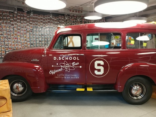 디스쿨 건물 안에는 자동차가 놓여 있고 그 주변 벽에는 디스쿨에 참여한 사람들의 사진이 붙어 있다. 이 자동차는 디스쿨에 참여하는 학생들이 자유자재로 색상을 바꾸거나 위치를 옮겨 창의력을 기르는 도구로 쓰인다.