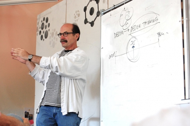 IDEO 창업자이자 디스쿨 설립자인 데이비드 켈리(David Kelley)가 디자인과 디자인 사고에 대해 이야기하고 있다. 출처: 디스쿨 홈페이지