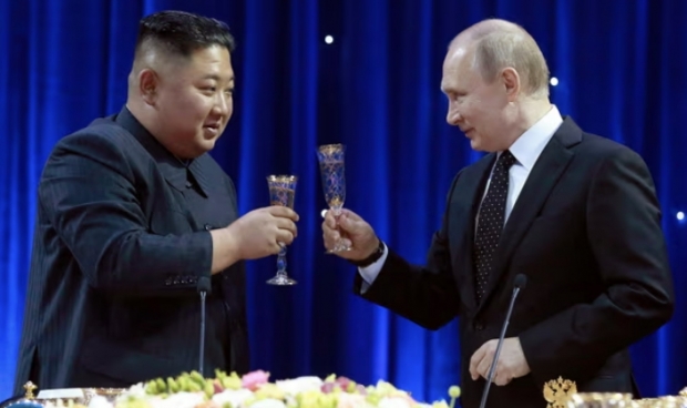 2019년 러시아에서 만난 김정은 북한 국무위원장(왼쪽)과 블라디미르 푸틴 러시아 대통령(오른쪽)AP 연합뉴스