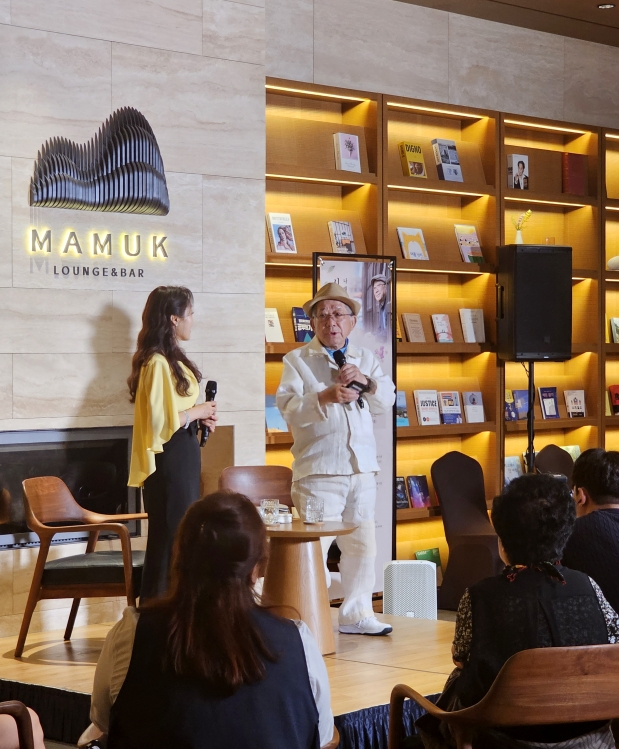 나태주 시인이 지난 8일 충북 제천시 포레스트 리솜에서 ‘나태주 시인과 함께 하는 시/詩/적인 순간’을 주제로 열린 문학 콘서트에 참석자들과 질의 응답을 하고 있다.