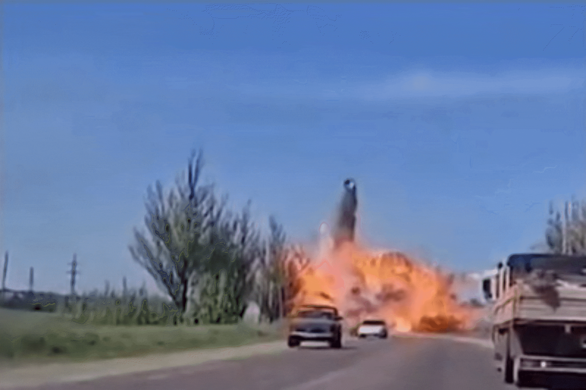 러시아군의 탱크의 포탑이 날아가고 있다