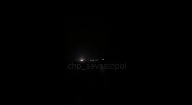 13일 새벽 우크라이나가 크림반도 세바스토폴에 있는 러시아 흑해 함대를 향한 대규모 공습에 나섰다. 이번 공습으로 러시아 잠수함과 상륙함 등이 파괴된 것으로 알려졌다. 사진은 우크라이나군의 공격을 받은 세바스토폴 항구 위로 불길과 연기가 치솟고 있다