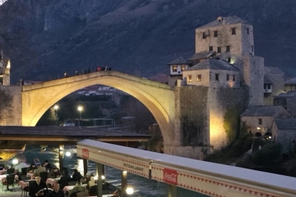 “보스니아 학살전쟁으로 붕괴된 모스타르 다리”…유럽의 화약고 발칸반도 잔혹한 전쟁 흔적 [한ZOOM]   