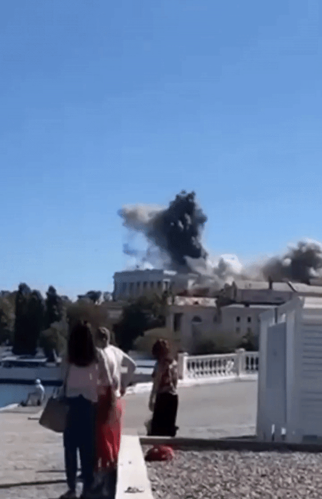 우크라이나 현지시간으로 22일 크림반도 세바스토폴에 있는 러시아 해군 흑해함대 본부 건물에 우크라이나군의 미사일이 날아들었다. 출처 텔레그램