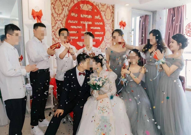중국에서 전문적으로 결혼식 들러리를 서는 아르바이트가 고수익 직종으로 뜨고 있어 화제다. 출처 웨이보