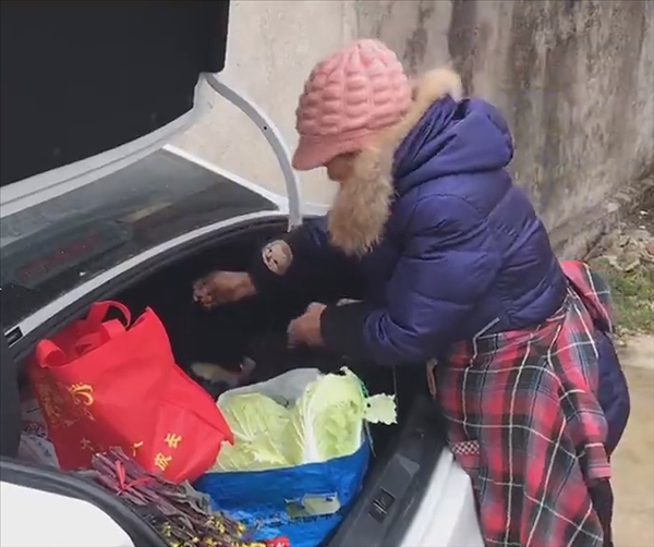 중국의 8일간의 황금 연휴가 끝나면서 고향을 떠나는 자녀들을 위해 부모가 준비한 각종 먹거리가 가득한 트렁크. 출처 웨이보