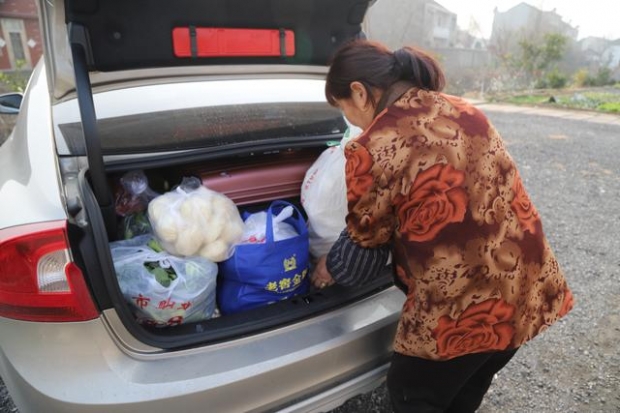 중국의 8일간의 황금 연휴가 끝나면서 고향을 떠나는 자녀들을 위해 부모가 준비한 각종 먹거리가 가득한 트렁크. 출처 웨이보