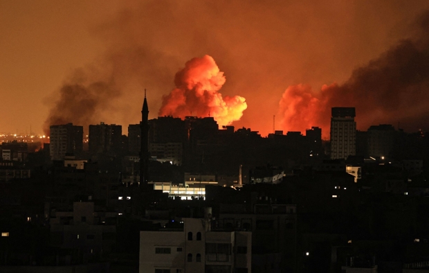 지난 12일 이스라엘의 공습으로 가자지구의 한 지역이 불타고 있다. AFP 연합뉴스