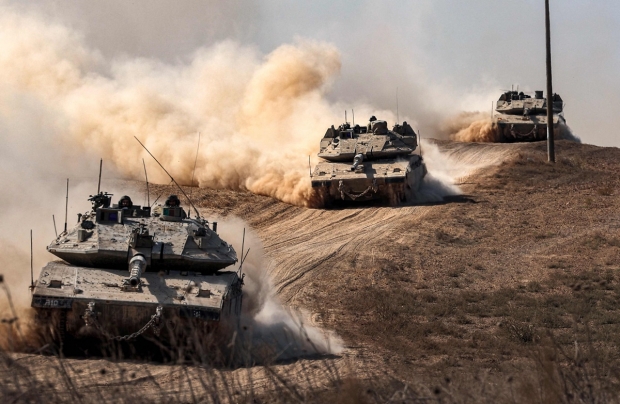 지난 13일 가자지구 접경 지역으로 이동 중인 이스라엘의 탱크들. AFP 연합뉴스