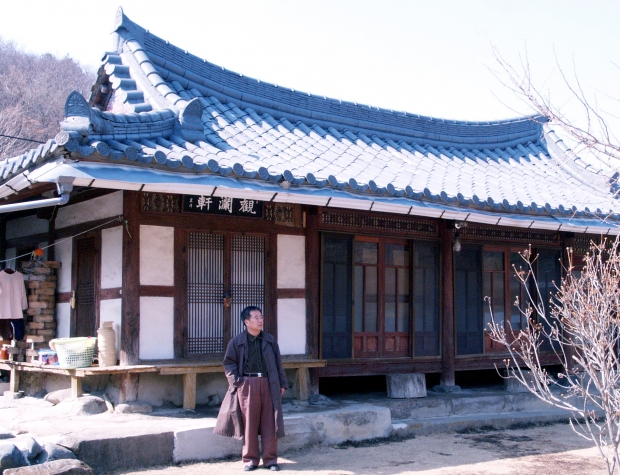 2005년 ‘김용택 시인과 떠나는 섬진강 봄맞이’ 취재 당시 찍은 전북 임실군 덕치면 진메마을 고향집 모습. 서울신문DB