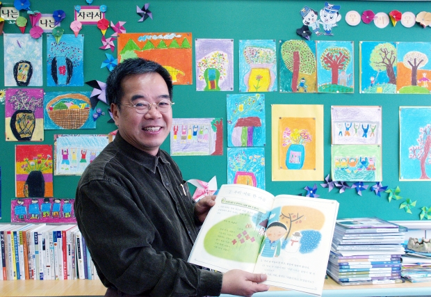 김용택 시인이 31년간 교사 생활을 했던 덕지 초등학교에서 2005년 찍은 모습. 시인은 당시 아이들과 동시를 쓰면서 그렸던 그림들을 지금도 간직하고 있다고 한다.서울신문DB