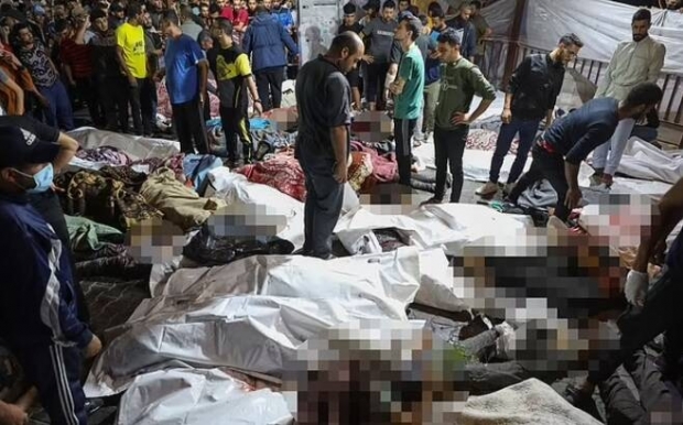 현지시간으로 17일 하마스가 통치하는 가자지구 보건부는 이날 오후 가자시티의 알아흘리 아랍 병원이 이스라엘의 공습을 받아 최소 500명이 숨졌다고 밝혔다. 끝도 없이 쌓여가는 시신들. AFP 연합뉴스
