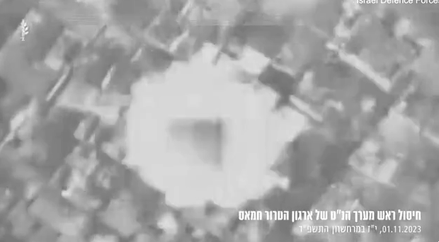 현지시간으로 1일, 이스라엘군이 가자지구 북부 자발리아 난민촌에 폭탄을 떨어뜨려 해당 지역을 파괴하는 모습.