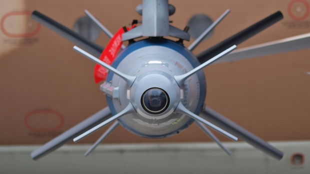 2010년 헝가리 케치케메트 국제에어쇼 현장에서 이스라엘 공군 F-16I 전투기 날개 밑에 장착돼 있는 이스라엘 라파엘사의 스파이스 유도폭탄의 모습. / 사진=KGyST, CC BY 3.0, via Wikimedia Commons