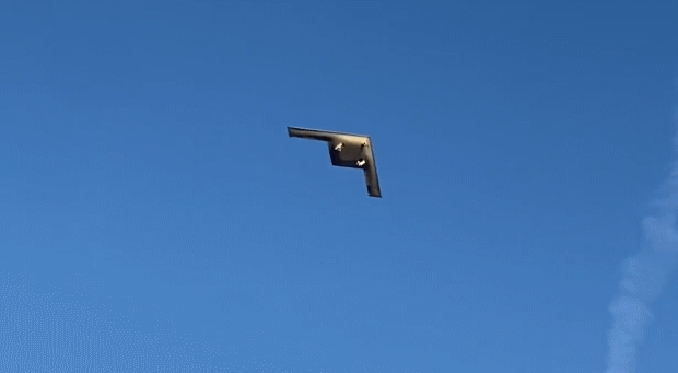 첫번째 테스트 비행중인 B-21의 모습.