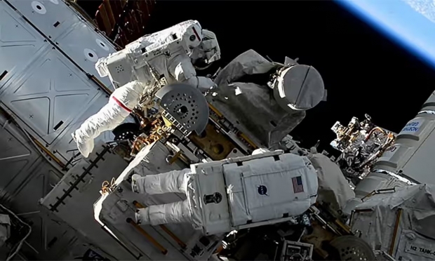 지난 1일 우주유영 중인 자스민 모그벨리(위)와 로랄 오하라. NASA TV
