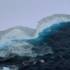 [영상] 뚝 분리된 ‘서울 6.6배’ 세계 최대 빙산, 카메라에 포착