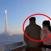 “공화국의 미래를 보라우”…北김주애, 명품 입고 아버지와 ICBM 발사 참관[포착]