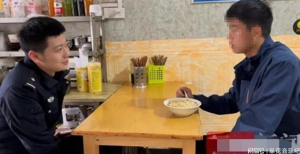 오른쪽은 해고당한 뒤 무일푼으로 떠돌다 경찰의 도움을 받은 뒤, 은혜를 갚기 위해 돌아온 청년, 왼쪽은 그가 어려울 때 도움을 줬던 뤄 경관