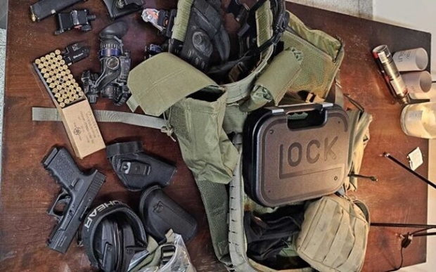 로이 이프라 자택에서 발견된 각종 무기들의 모습