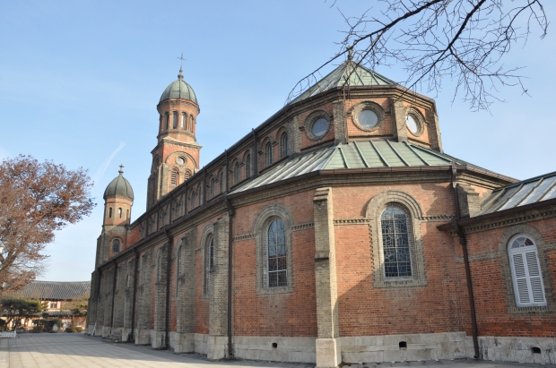 전동성당은 영화 ‘약속’의 마지막 장면에서 박신양이 경찰에 자수하러 가기 전 전도연과 결혼식을 올리며 자신의 잘못을 뉘우치는 장면에 등장한다.