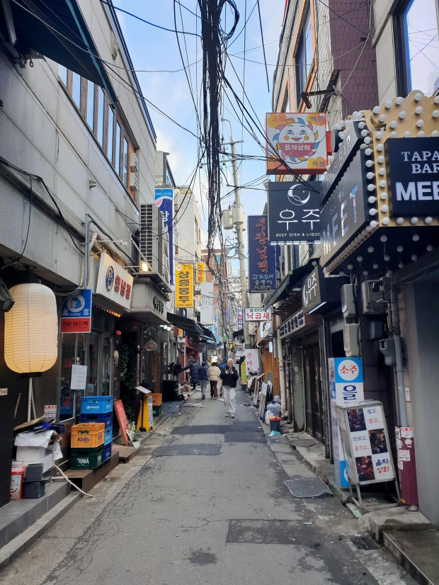 서울 을지로의 노포들은 ‘힙지로’로 빌리며 MZ세대의 핫플레이스로 떠올랐다. 오래된 건축물 일부를 철거하고 리노베이션해 레트로 감성을 뽐내고 있다.