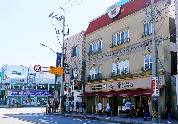 이성당은 ‘이(李)씨 성을 가진 사람이 번성(盛)하는 집(堂)’이라는 의미를 담고 있다. 우리나라에서 가장 오래된 빵집으로 전북 군산을 여행하는 사람이라면 반드시 들려야 하는 핫 플레이스이자 빵을 좋아하는 사람들에게는 성지(聖地)로 불린다.