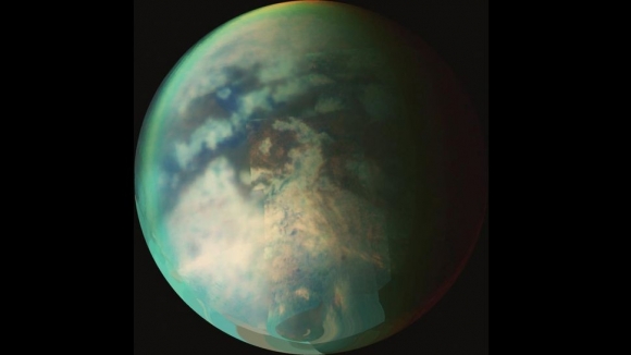 토성의 달 타이탄은 탄화수소가 풍부하여 석유 냄새가 난다. (제공: NASA/JPL/University of Arizona)