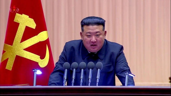 북한 김정은 국무위원장이 지난 4일 평양에서 열린 제5차 전국어머니대회 마지막 날 행사에서 ‘가정과 사회 앞에 지닌 어머니의 본분에 대하여’라는 제목으로 연설했다고 조선중앙TV가 5일 보도했다. 조선중앙TV 연합뉴스