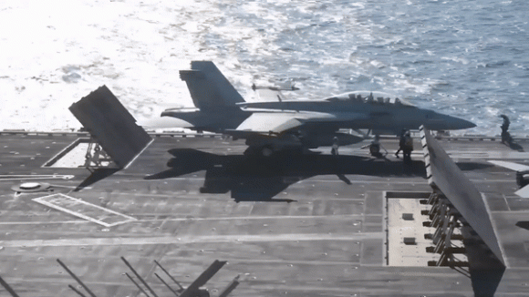 미 해군 FA-18 전투기 출격
