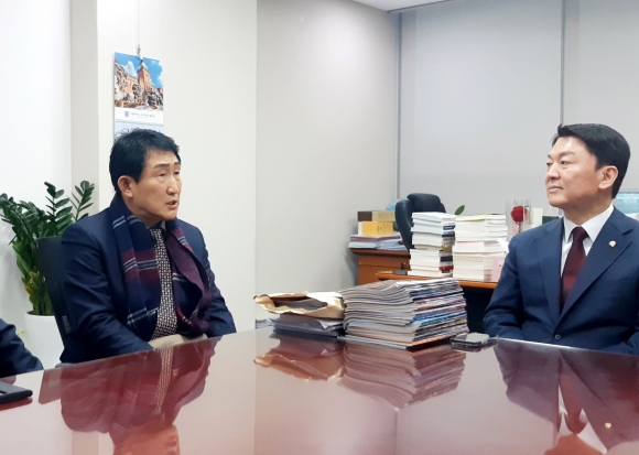 9일 서울 영등포구 국회 의원회관에서 권태엽 한국노인복지중앙회 회장이 안철수 의원에게 장기요양계 현안에 대해 이야기하고 있다.  한국노인복지중앙회 제공