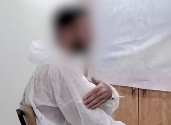 흰색 죄수복을 입은 남성은 지난해 10월 7일 하마스의 기습 공격 당시 가자지구 국경 인근 지역에서 이스라엘군에 체포된 것으로 알려졌다. 그는 이스라엘군의 심문 당시 이스라엘인을 참수하고 시신을 강간하라는 명령을 받았다고 진술했다