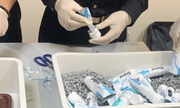 베트남 경찰이 베트남 항공 승무원이 기내 수하물로 운반한 치약 튜브에서 나온 마약류를 조사하고 있다. 사진: VN익스프레스.