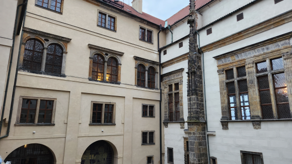 체코 프라하 개신교도들이 차별과 학대를 이유로 들며 로마 카톨릭 집정관을 프라하성 창밖으로 집어 던진 사건이 발생했다. 이 사건은 유럽 최초의 세계대전인 ‘30년 전쟁’의 도화선이 되었다..