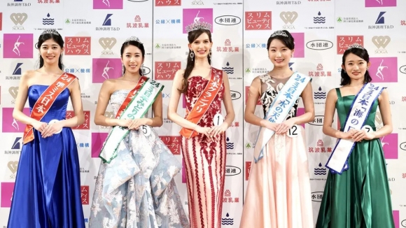 ‘제56회 미스 일본 콘테스트’에서 우크라이나 출신 시노 카롤리나(26·가운데)가 1위를 차지했다. / 사진=미스 일본 협회