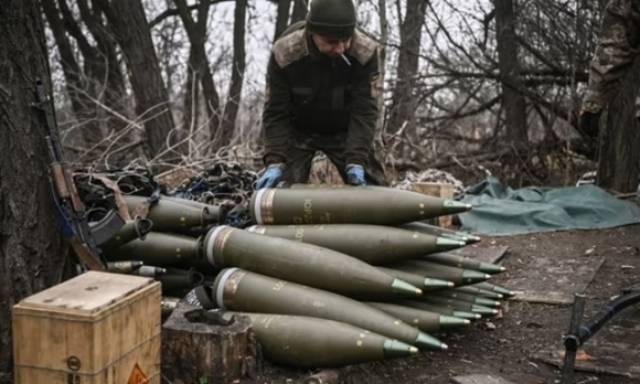 동부 전선 바흐무트 인근에서 155mm 포탄을 옮기고 있는 우크라이나 군인의 모습 AFP 연합뉴스