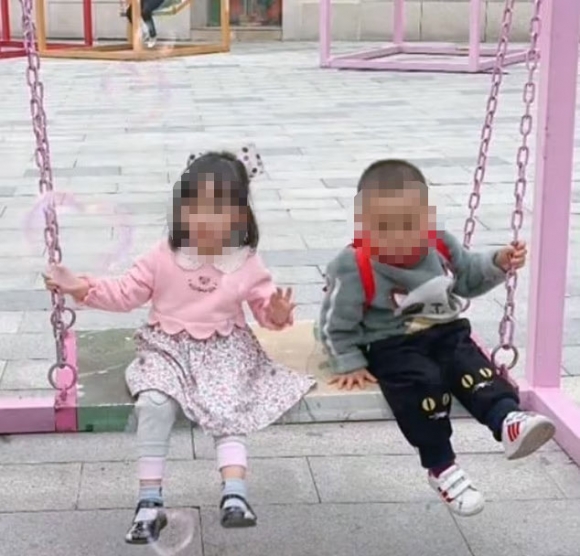 친부 장보에게 살해당한 두 살 딸(왼쪽)과 한 살 아들의 생전 모습.