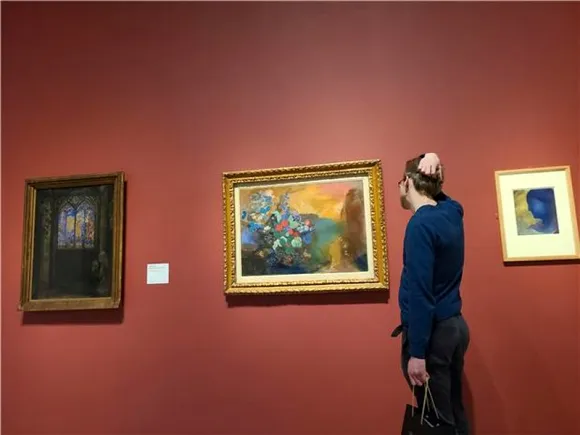 한 관람객이 ‘종이에 그린 인상주의자들: 드가에서 툴루즈-로트렉까지’ 전시 가운데 르동의 작품을 보고 있다.