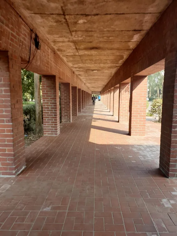 별관으로 향하는 회랑. 벽돌조로 기둥과 보를 형성하고 지붕 슬래브는 콘크리트로 타설했다.