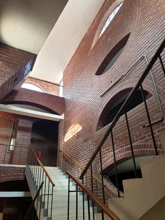 별관에 들어서면 반원, 아치로 구성된 보와 개구부, 그 사이로 쏟아져 들어오는 빛으로 몽환적이고 비현실적인 전경을 만들어낸다. 루이스 칸은 설계당시 이러한 태양빛의 고도와 방향, 그리고 개구부 사이로 들어오는 빛과 그림자를 모두 계산했을까.