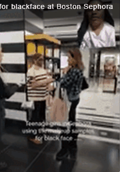 미국 보스톤의 한 화장품 매장에서 얼굴에 검은색 색조 분장을 하고 원숭이 흉내를 내던 10대 백인 소녀의 모습이 포착돼 논란이 일었다