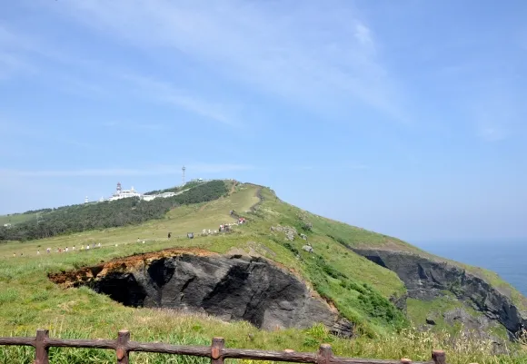 제주 본섬에서 배를 타고 들어갈 수 있는  우도, 가파도, 추자도 올레길은 제주와 다른 색다른 트레킹을 즐길 수 있다. 사진은 우도 전경.