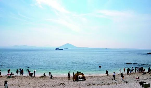 우도의 대표적인 관광지인 산호해수욕장은 천연기념물 438호로 지정되어 있으며 홍조 단괴라는 석회조류가 분포하고 있어 학술적으로 매우 중요한 가치를 갖는다.