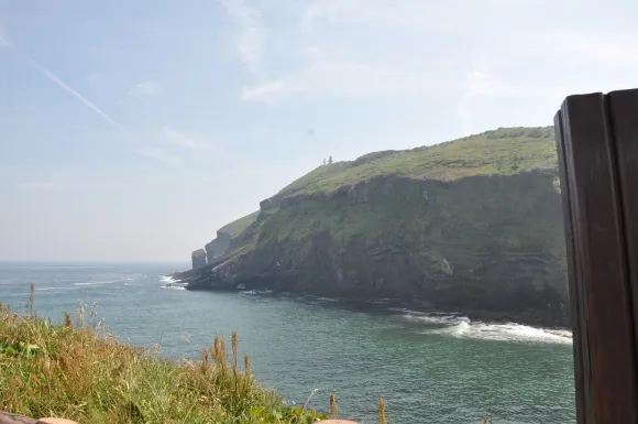 검멀레해변은 검은모래로 이루어진 해변으로 우도의 대표적인 관광 명소 중 하나다.