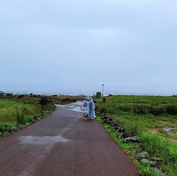 상동포구에서 시작하여 가파 치안센터까지 향하는 4.2㎞의 가파도 올레는 작은 섬의 매력을 고스란히 느낄 수 있는 곳이다.