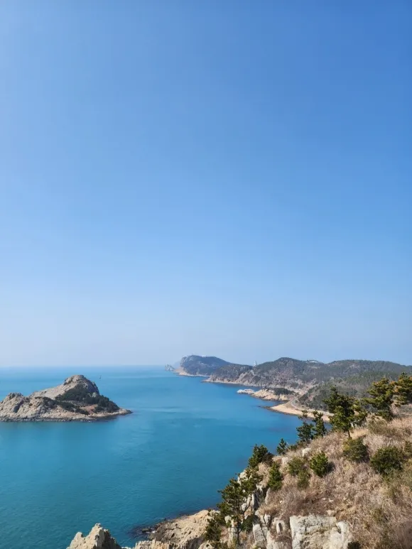 추자도는 옛날 뱃길로 제주와 육지를 오가다 바람이 심하면 바람을 피했던 섬으로 기다리는 섬이라 하여 후풍도라 불리다 태조 5년 추자나무 숲이 무성한 탓에 추자도라 불리게 되었다.