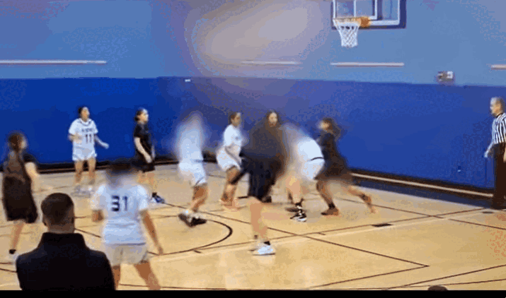 지난 8일 메사추세츠주(州)의 한 여고 농구팀 선수 중 3명은 자신을 여성이라고 ‘주장’하는 상대팀 선수(흰색 유니폼)와 경기를 하던 도중 부상을 입었다.